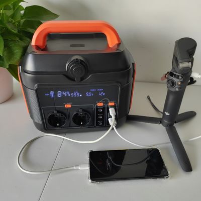 커스터마이징 할 수있는 색상 600W/576wh 실내 비상 발전소용 휴대용 태양 발전기